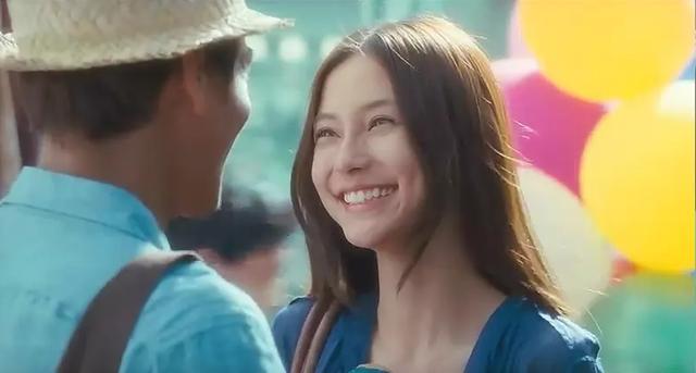 《全城热恋》中她饰演的是工厂里最单纯,漂亮的少女小琪.