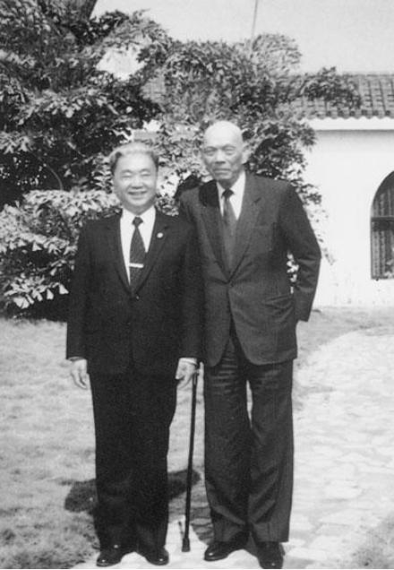 只不过随着曾老先生的去世,曾氏帝国也就逐渐日暮西山.