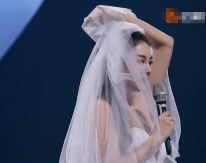 张雨绮|张雨绮穿婚纱登台惊艳众人，当她掀起头纱的那一刻，男粉们不淡定了