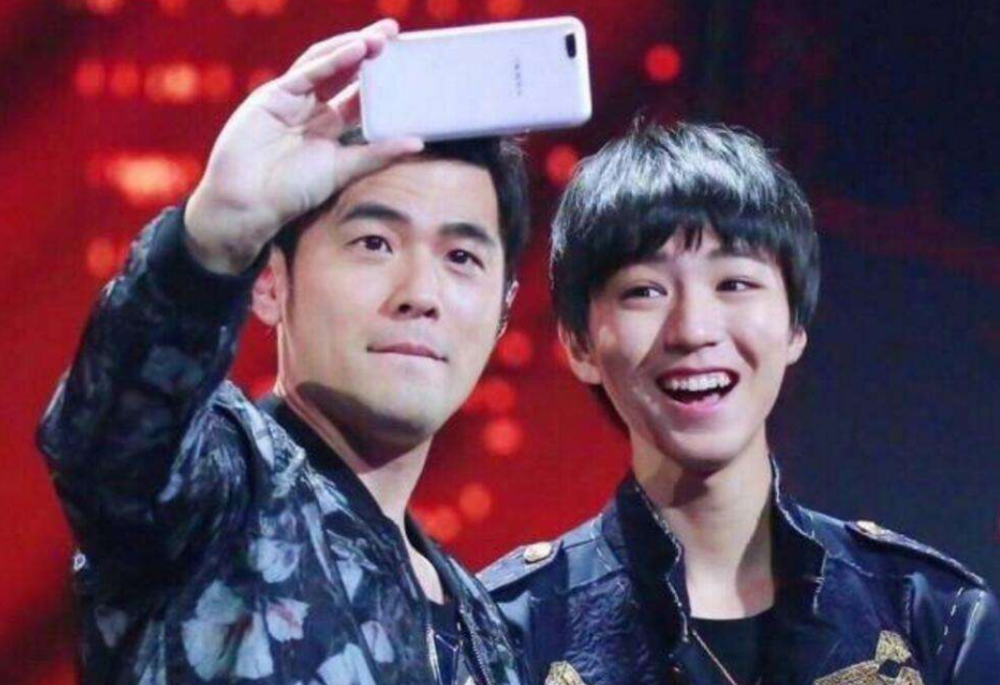 王俊凯|王俊凯游戏中击杀周杰伦，弹幕被“不懂事”刷屏，网友：年轻无畏