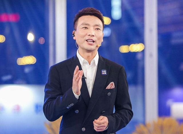 倪萍康辉直播带货太火爆销售额突破14亿现场还有人爬树围观