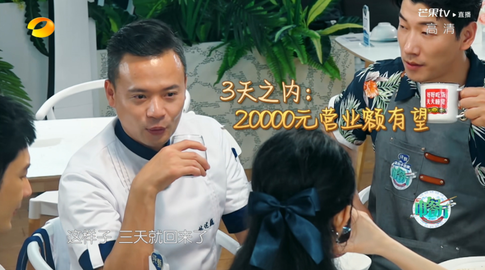 黄晓明|黄晓明暂退《中餐厅》，赵丽颖接棒压力大爆哭，首位飞行嘉宾亮相