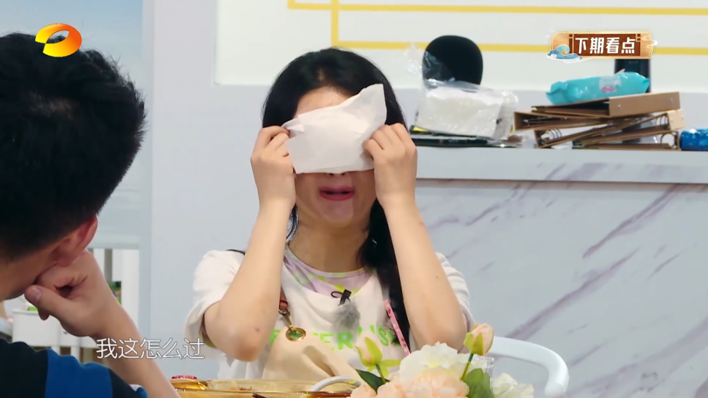 黄晓明|黄晓明暂退《中餐厅》，赵丽颖接棒压力大爆哭，首位飞行嘉宾亮相