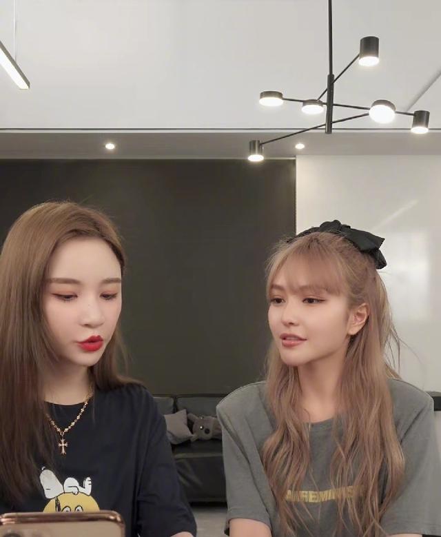 周扬青|雪梨被嘲颜值下降，与周扬青同框直播被抢风头，还是精修图好看