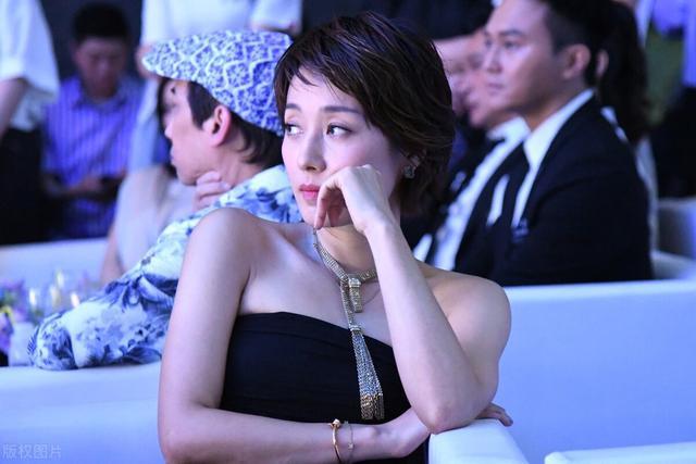 马伊琍|马伊琍离婚后首谈前夫，爬不起床不知道干嘛，终于“浴火重生”