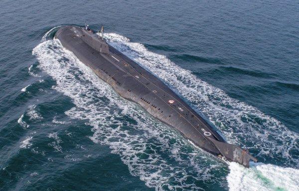 俄核潜艇挺进美近海,大批舰机发射导弹,美渔船被赶走却不敢声张