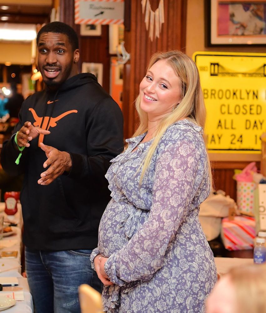 菲利普对伊斯克拉也是非常宠溺,全程负责抱娃,女友只需要负责美和玩耍