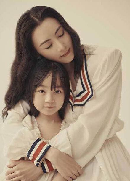 张柏芝|张柏芝晒工作视频，小腹凸出明显被疑怀四胎，生女早有打算