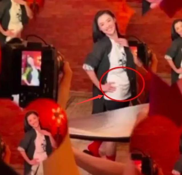 张柏芝|张柏芝晒工作视频，小腹凸出明显被疑怀四胎，生女早有打算