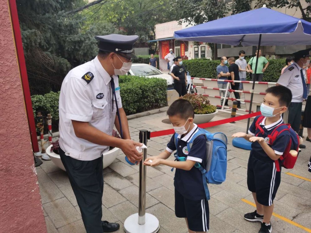 花园小学|开学了！石景山海特花园小学一年级新生进入校园