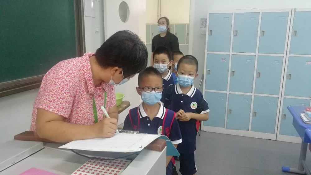 花园小学|开学了！石景山海特花园小学一年级新生进入校园
