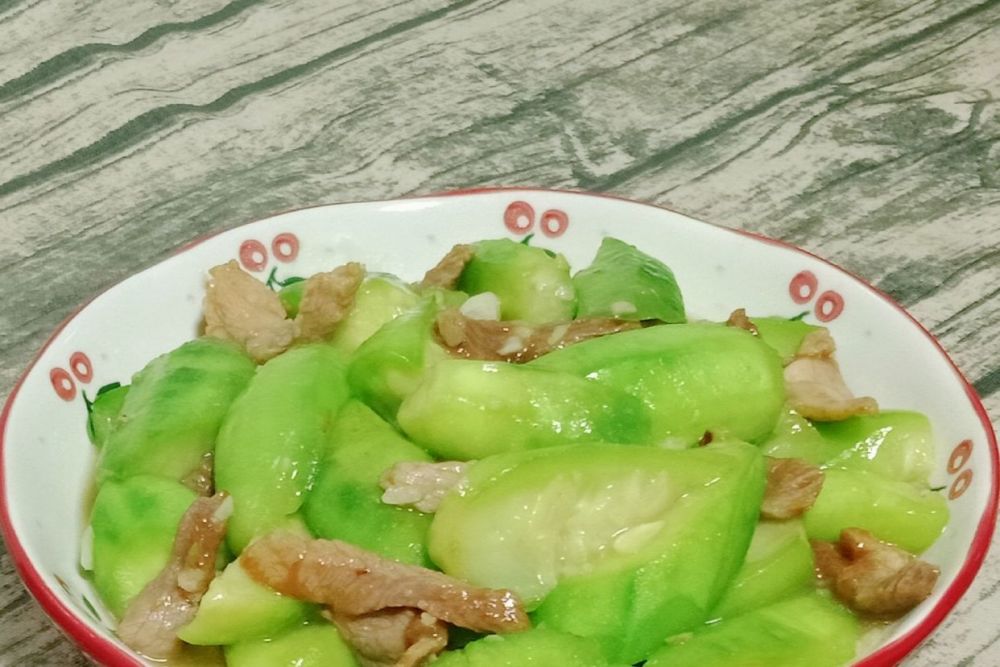 肉片炒丝瓜色香味俱全夏天绝佳炒菜做法简单快点学