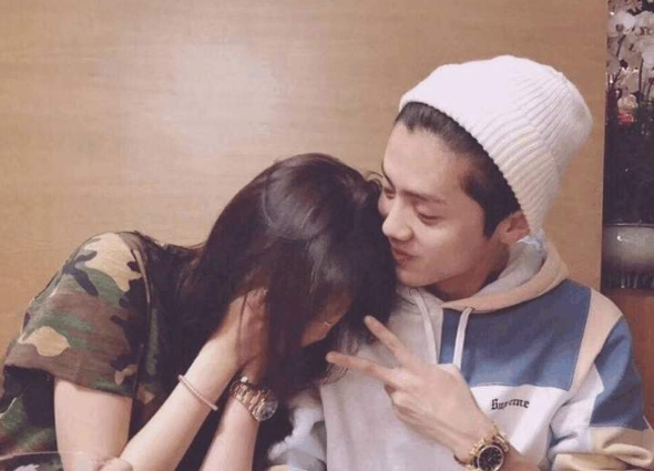 张靓颖|张靓颖绯闻男友上热搜，脑子一热网评模范情侣，这五对真的太幸福