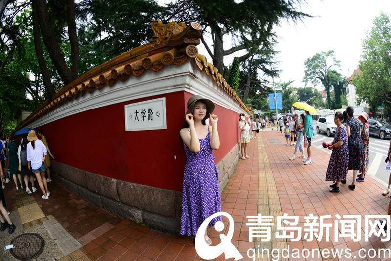 大学|大学路年轻人打卡忙 红墙为啥这么受喜爱