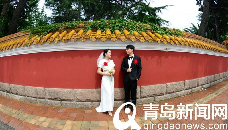 大学|大学路年轻人打卡忙 红墙为啥这么受喜爱