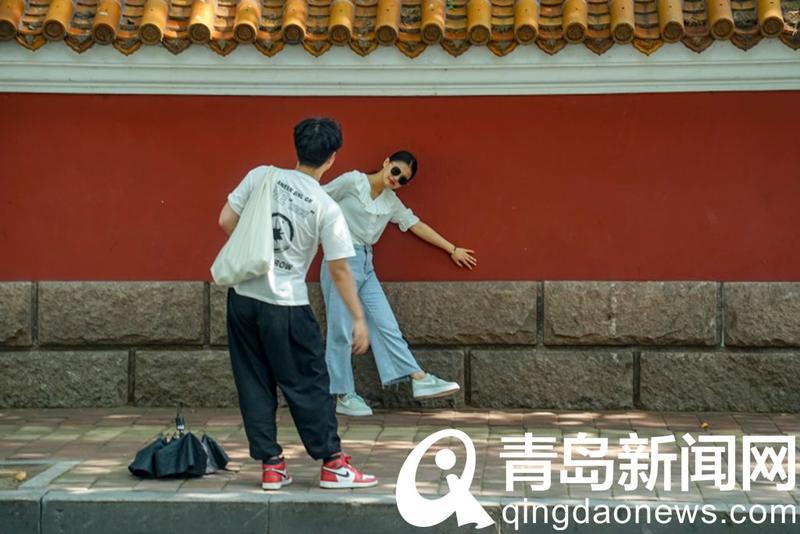 大学|大学路年轻人打卡忙 红墙为啥这么受喜爱