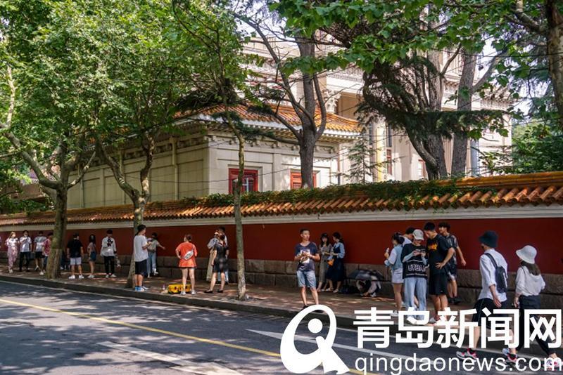 大学|大学路年轻人打卡忙 红墙为啥这么受喜爱