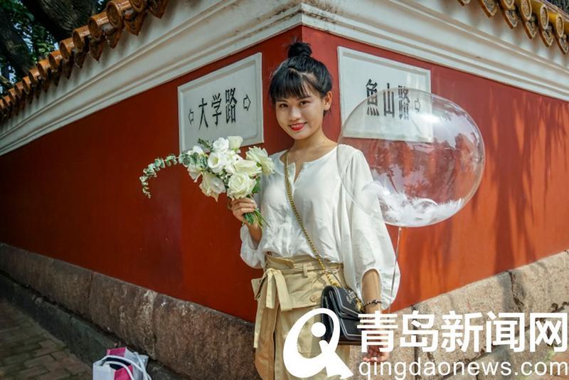 大学|大学路年轻人打卡忙 红墙为啥这么受喜爱