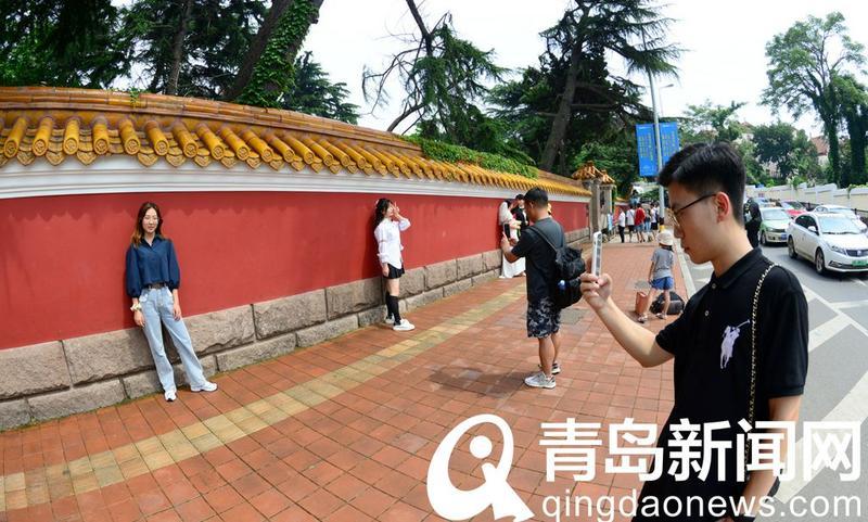 大学|大学路年轻人打卡忙 红墙为啥这么受喜爱