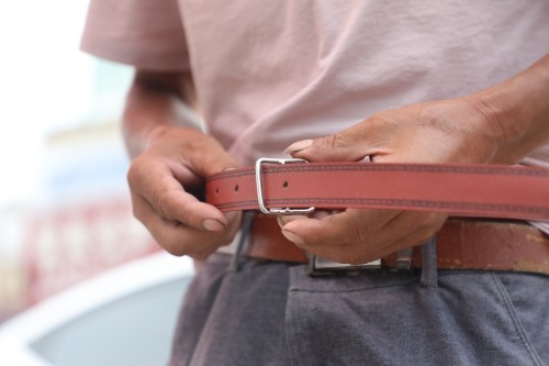 集市|河南大叔集市上卖“现割”皮腰带二十年，如今多是上年龄的人会买