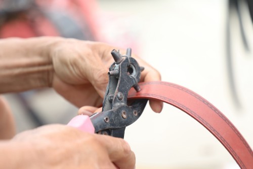 集市|河南大叔集市上卖“现割”皮腰带二十年，如今多是上年龄的人会买