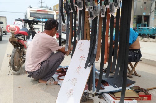 集市|河南大叔集市上卖“现割”皮腰带二十年，如今多是上年龄的人会买