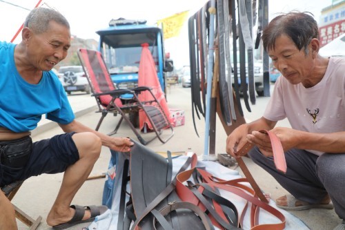 集市|河南大叔集市上卖“现割”皮腰带二十年，如今多是上年龄的人会买
