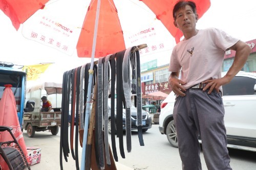 集市|河南大叔集市上卖“现割”皮腰带二十年，如今多是上年龄的人会买