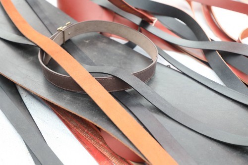 集市|河南大叔集市上卖“现割”皮腰带二十年，如今多是上年龄的人会买