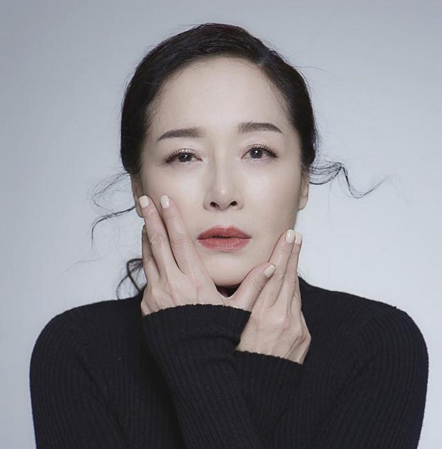 恬妞微胖身材穿旗袍显丰满配富太头一脸福相62岁高贵又气质