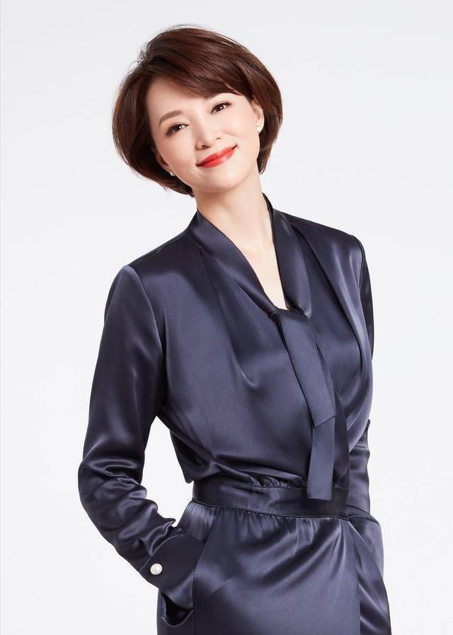 董卿在央视主持团中站c位,贵妇短发配灰蓝色西装,诠释优雅高级