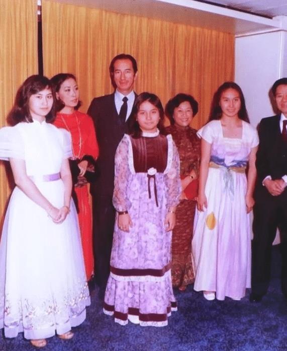 舞蹈能力很强,何鸿燊就是因为她跳舞时很好看所以才会跟她走到一起的