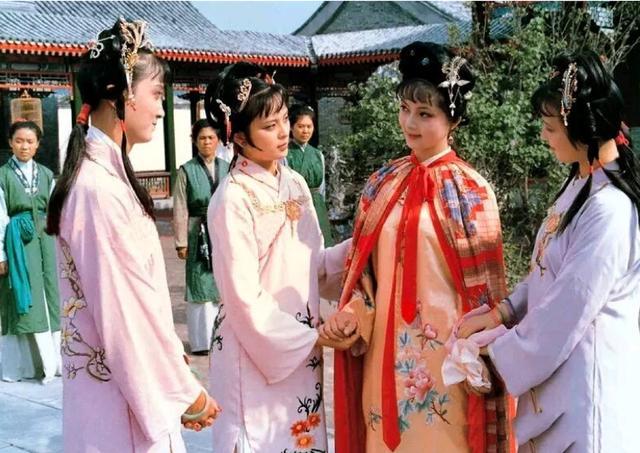 薛宝钗|薛宝钗赢得贾府上下一致好评，但她在背后会搞不可告人的小动作？