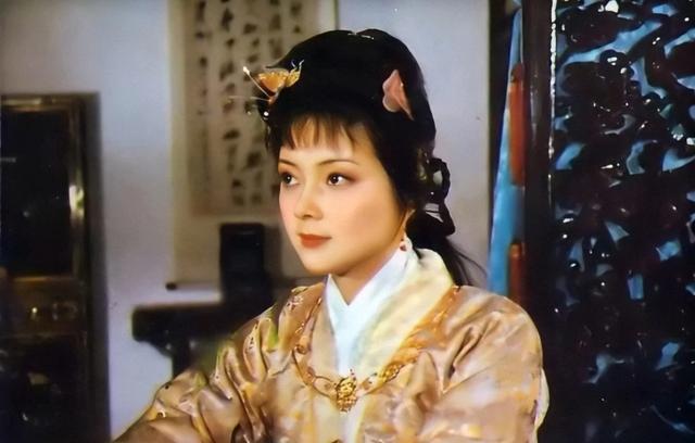 薛宝钗|薛宝钗赢得贾府上下一致好评，但她在背后会搞不可告人的小动作？