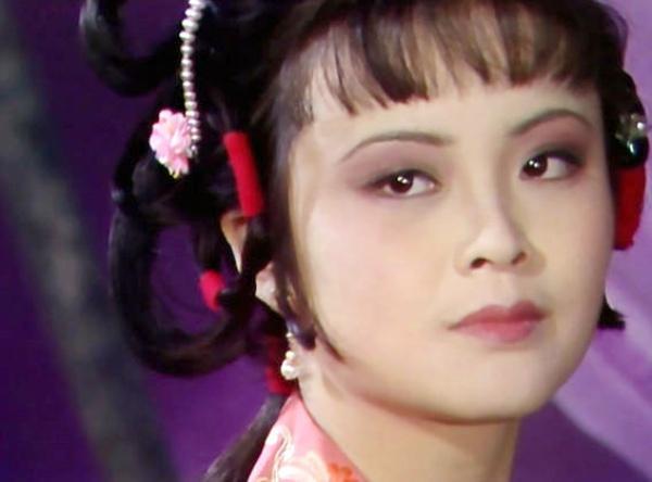 薛宝钗|薛宝钗赢得贾府上下一致好评，但她在背后会搞不可告人的小动作？