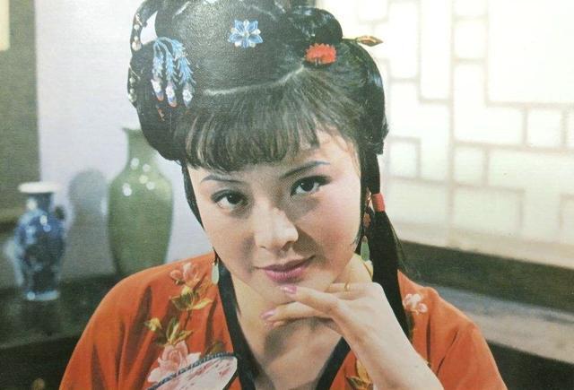 薛宝钗|薛宝钗赢得贾府上下一致好评，但她在背后会搞不可告人的小动作？