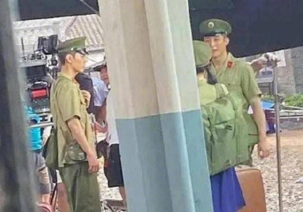 肖战|肖战《王牌》最新路透曝光，迷彩服造型初现端倪，身姿挺拔气场足