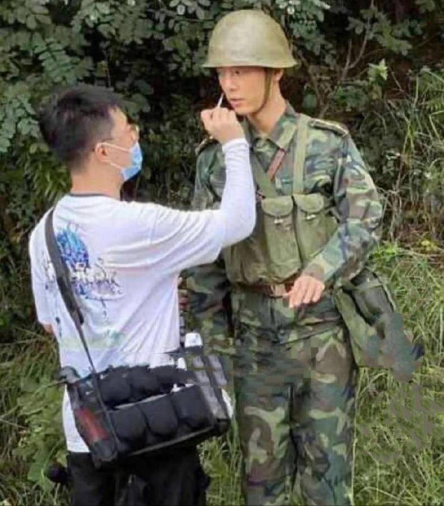 肖战|肖战《王牌》最新路透曝光，迷彩服造型初现端倪，身姿挺拔气场足