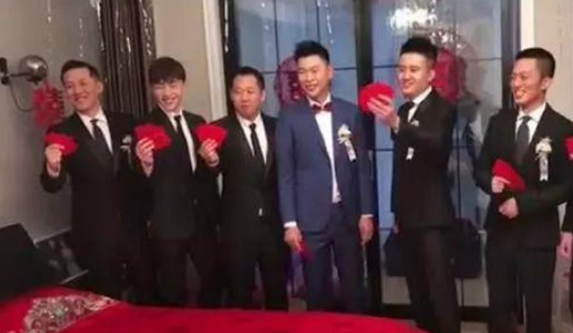 邓伦|邓伦又回老家给发小儿当伴郎，其他伴郎化身保镖围在他身边开路