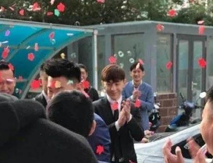 邓伦|邓伦又回老家给发小儿当伴郎，其他伴郎化身保镖围在他身边开路