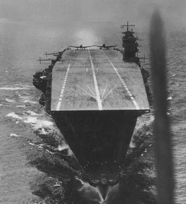 二战日美航母数量对比,美国一个月服役三航母,日本投降时还剩什么?