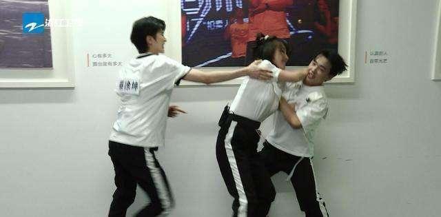 元气满满的哥哥|吴奇隆被保安当成坏人按倒，比“跑男”撕名牌还刺激的游戏出圈了