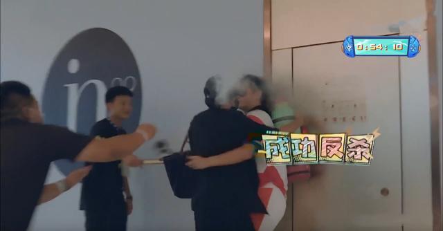 元气满满的哥哥|吴奇隆被保安当成坏人按倒，比“跑男”撕名牌还刺激的游戏出圈了