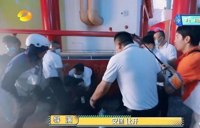 元气满满的哥哥|吴奇隆被保安当成坏人按倒，比“跑男”撕名牌还刺激的游戏出圈了