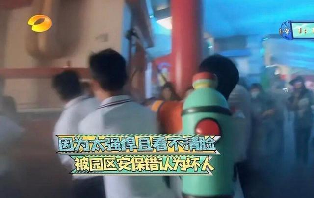 元气满满的哥哥|吴奇隆被保安当成坏人按倒，比“跑男”撕名牌还刺激的游戏出圈了