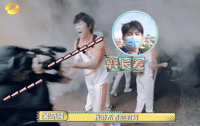 元气满满的哥哥|吴奇隆被保安当成坏人按倒，比“跑男”撕名牌还刺激的游戏出圈了