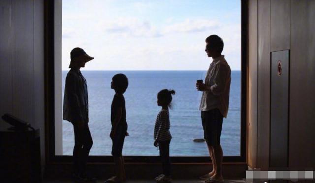 邓超|邓超分享与74岁母亲游玩照，疑孙俪亲自掌镜，母子合抱大树尽显温馨