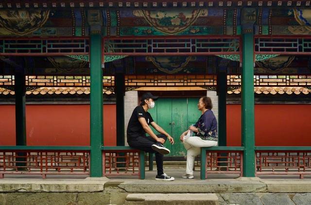 邓超|邓超分享与74岁母亲游玩照，疑孙俪亲自掌镜，母子合抱大树尽显温馨