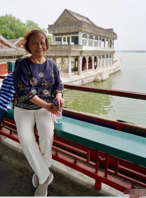 邓超|邓超分享与74岁母亲游玩照，疑孙俪亲自掌镜，母子合抱大树尽显温馨