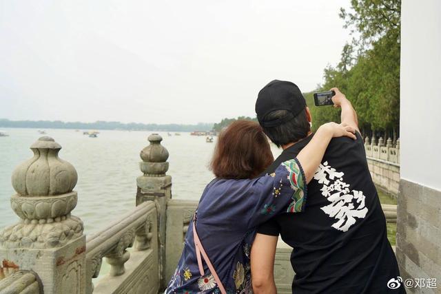 邓超|邓超分享与74岁母亲游玩照，疑孙俪亲自掌镜，母子合抱大树尽显温馨